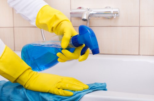 Professional move-out cleaning in a Merton apartment